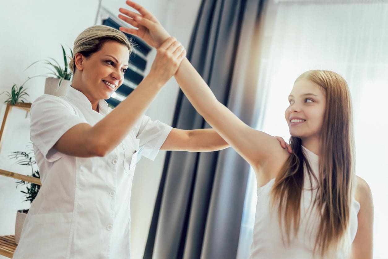 Analyse des pratiques professionnelles des kinésithérapeutes praticiens libéraux en France dans le traitement de la scoliose idiopathique de  l’adolescent. Enquête par questionnaire