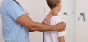 Thérapie manuelle de la colonne vertébrale chez les nourrissons, les enfants et les adolescents